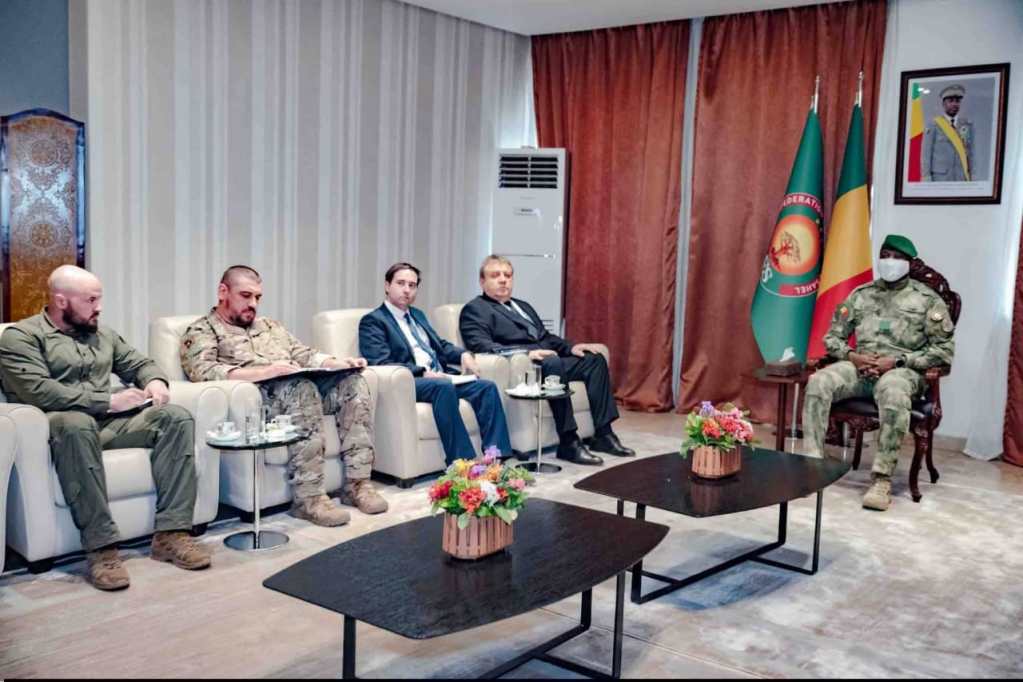 Mali : Après le silence, Assimi Goïta s’affiche aux côtés de Moscou