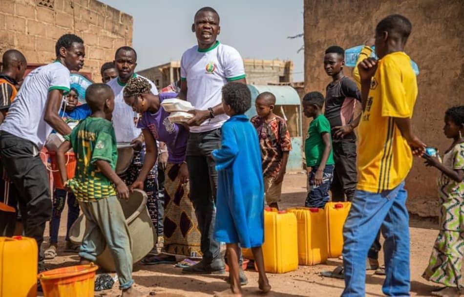 Distribution de l'ONG Sauve ma patrie au Burkina Faso, aide aux vulnérables.