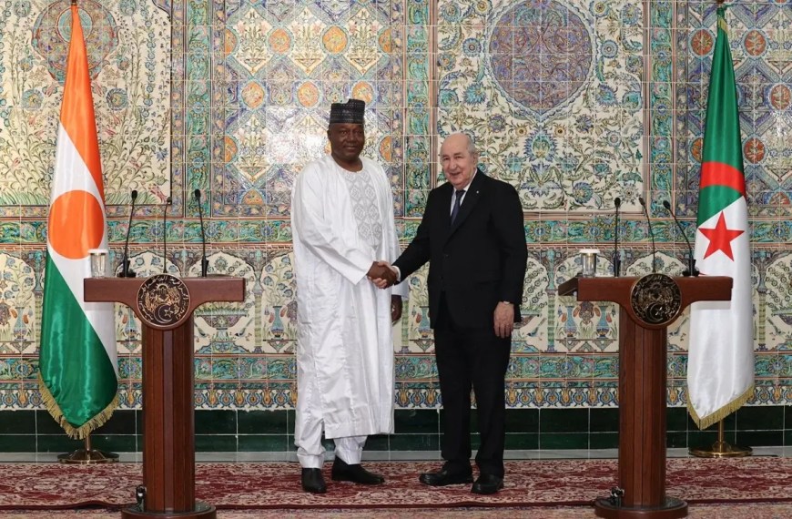 Alger offre quatre hélicoptères à Niamey…