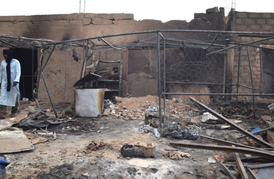 Mali : 34 civils tués,…